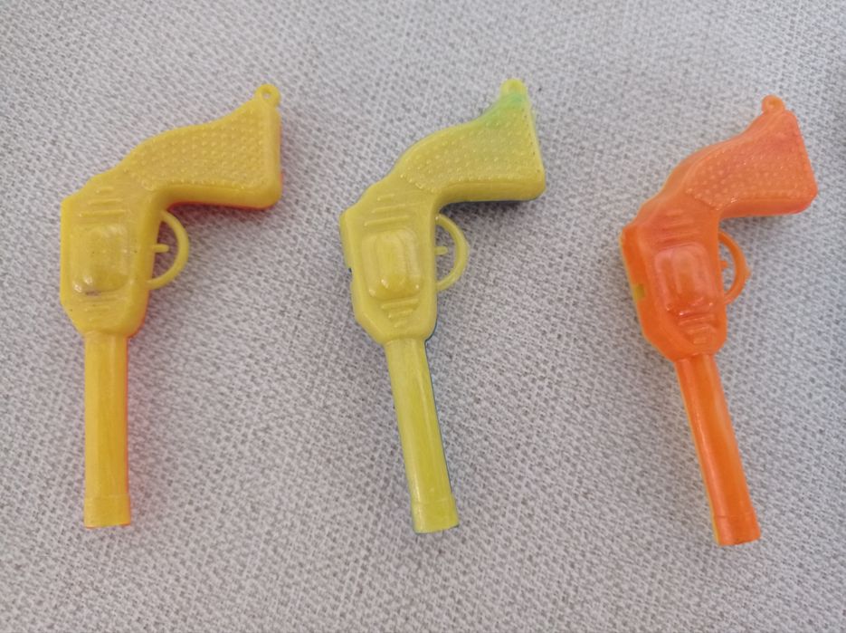 Jucării de bâlci din perioada comunistă, pistoale fluier.