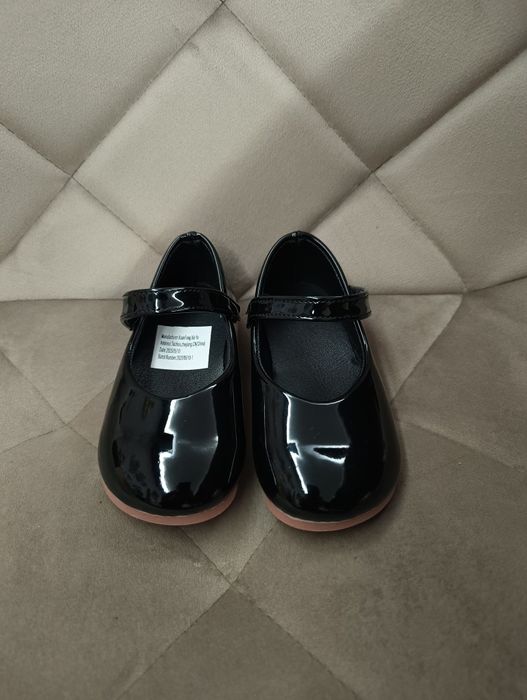 Черни лачени обувки