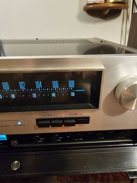 Tuner Accuphase T100.