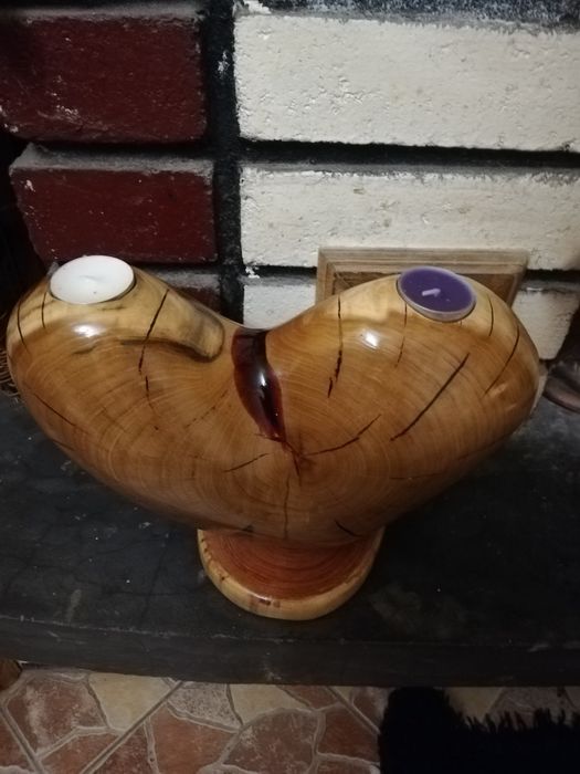 Сърце свещеник от дърво.