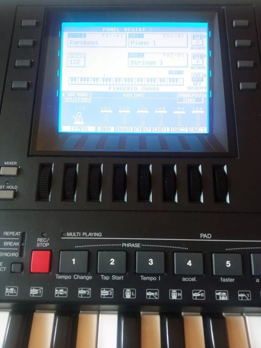 Yamaha PSR-6000 е професионален аранжиращ синтезатор