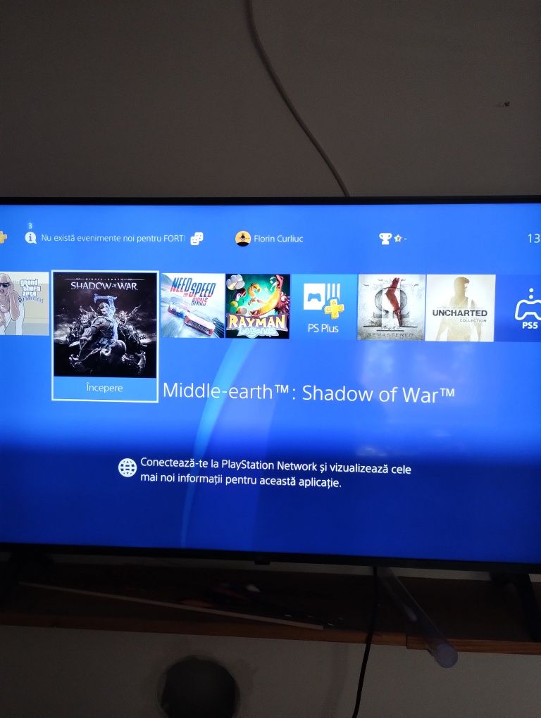 Vând PS4 pro cu 2 controlere