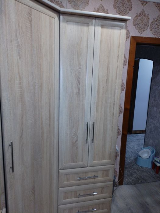 Продам угловой шкаф