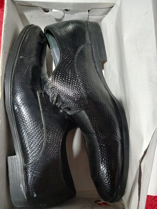 Kastym -shim  toflik sotladi
Toflik razmeri 43
Kastyum razmeri 63