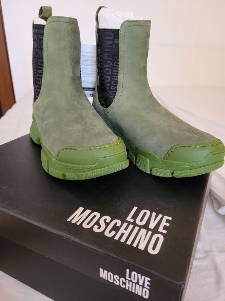 Чисто нови боти Love Moschino