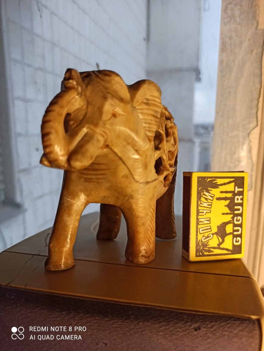 Статуэтки одна из камня, вторая из дерева слон и внутри слонёнок.