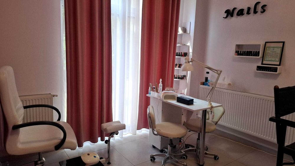 Inchiriez post de: Manichiura-pedichiura, Make-up, Coafor si Cosmetica