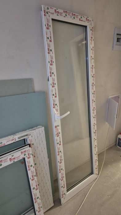 Продам дверь и окно с балкона,новые