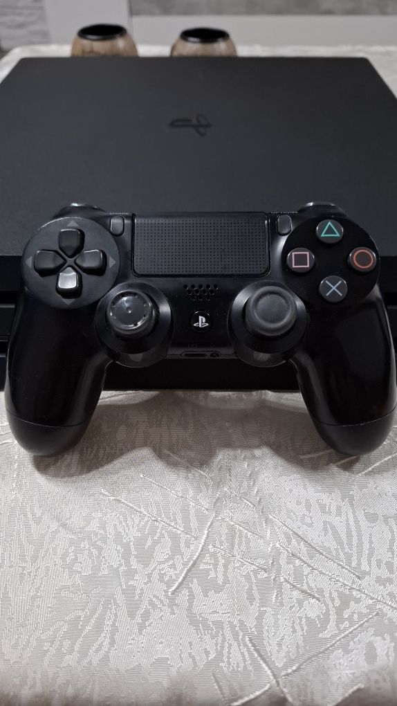 Playstation 4 Pro с джойстик и 2 игри
