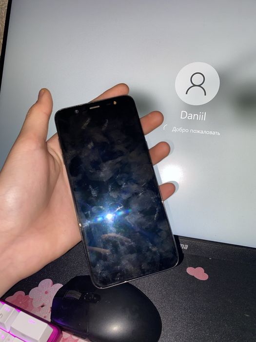 Телефон Galaxy J8