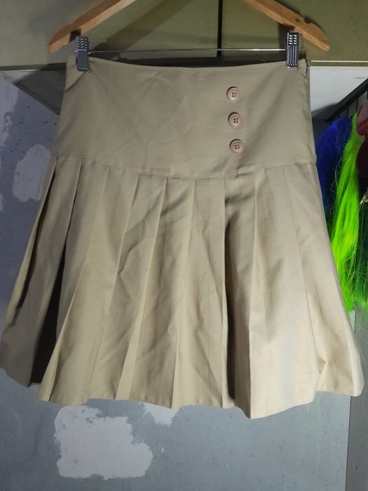 Бежевая плиссированная юбка с пуговицами
