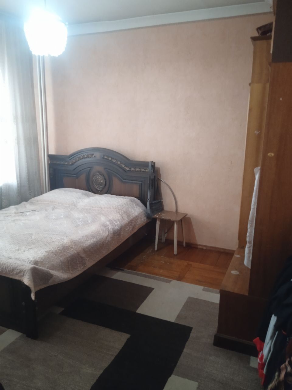 Продаётся 2 ком кв в Авиасозлар  1 77 серия ,бал 2х6 рядом  61 школа
