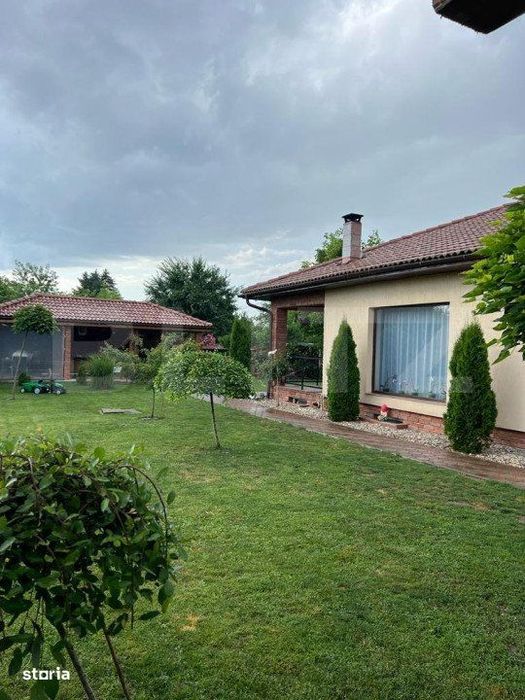 Casa cu 4 camere, 150 mp, teren 1000 mp, zona Bercu Rosu