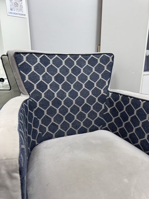 Кресло для посетителей в салоне красоты в идеальном состоянии