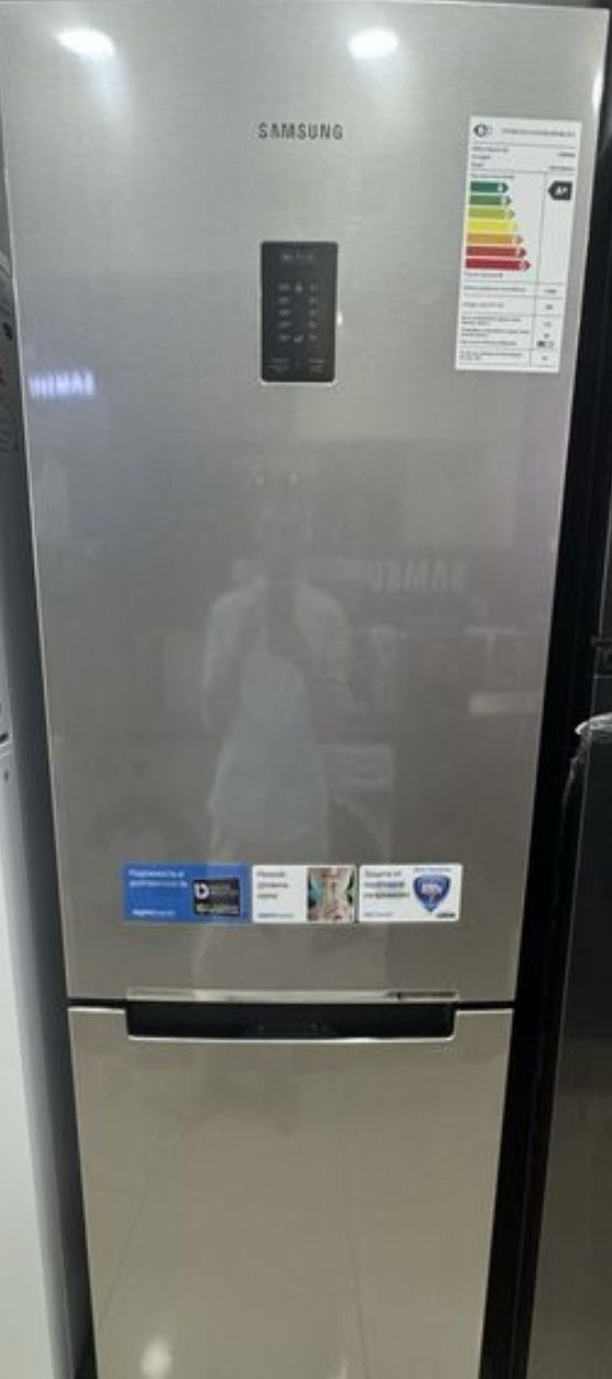 Продам холодильник почти новый идеальном состояние