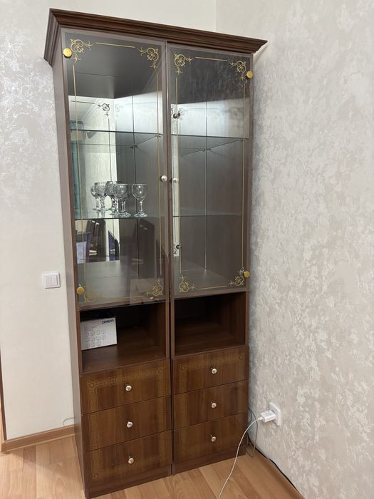 Витрина 2штуки в отличном состоянии можно под реставрацию