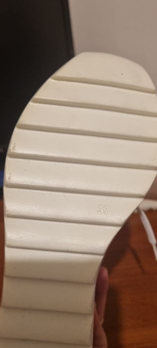 Кожаные кроссовки 37р