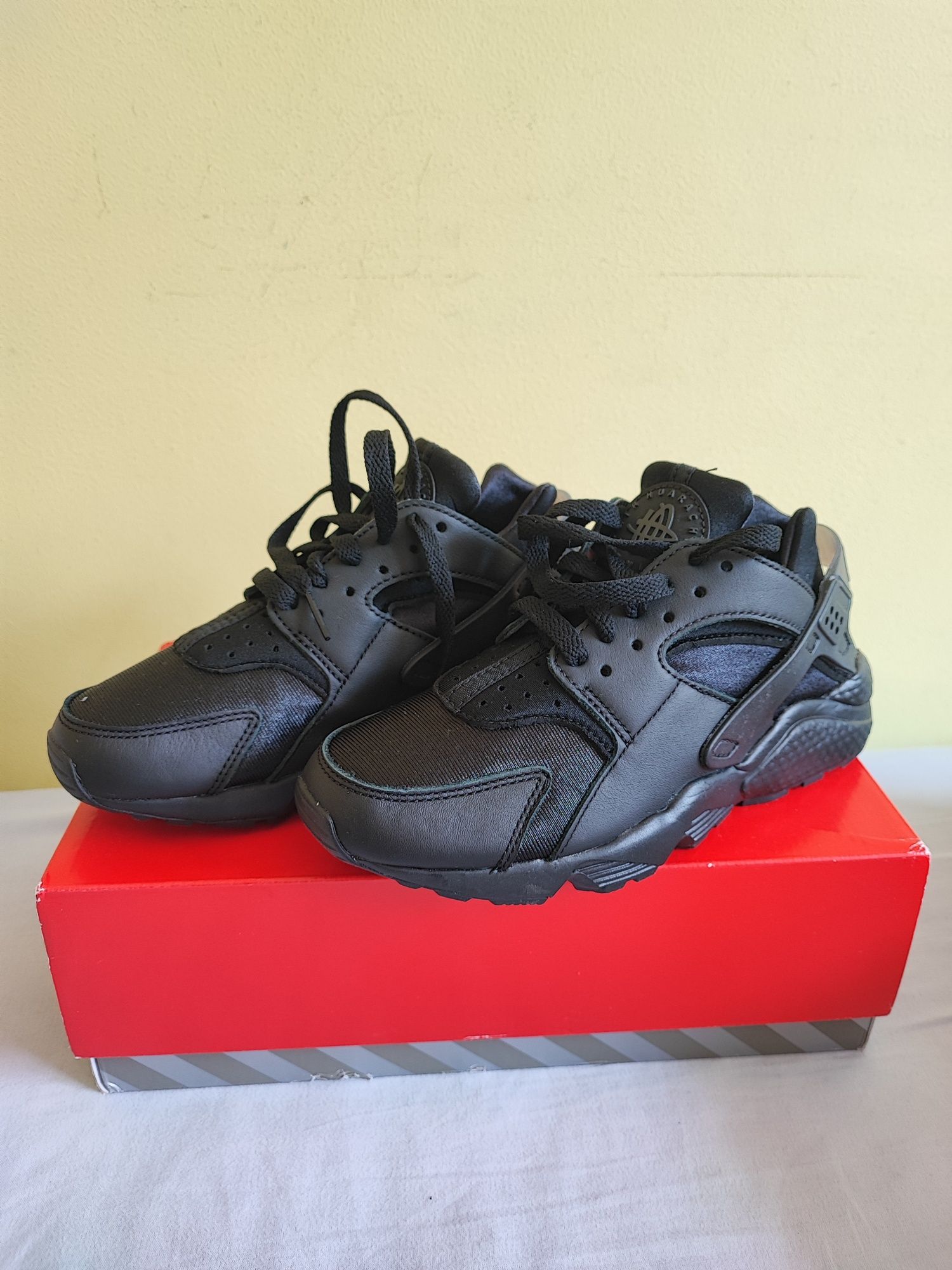 Nike Air Huarache noi 37.5