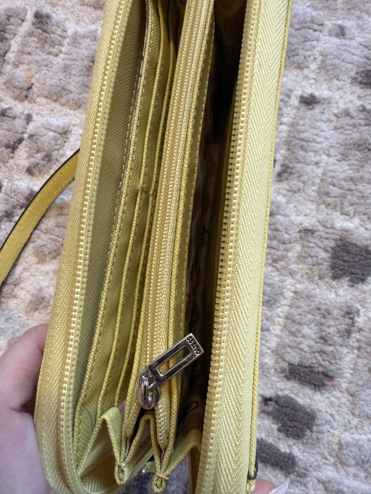 Дамска чанта тип портмоне guess