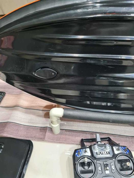 Лодка за захранка с GPS и сонар