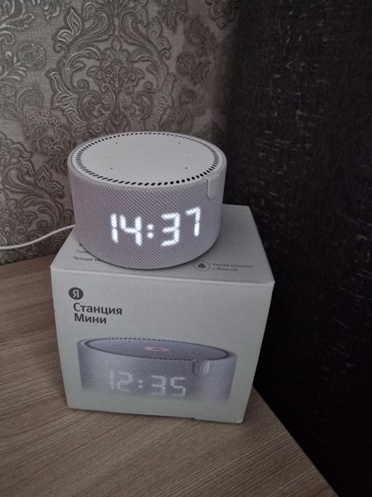 Яндекс станция мини с часами глазами