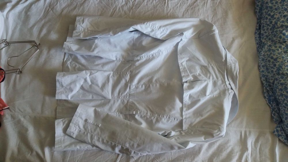 Сиво плътно есенно сако и бяло лятно - пролетно яке