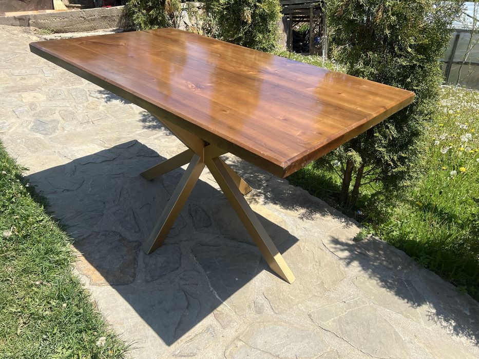 Masa din lemn masiv