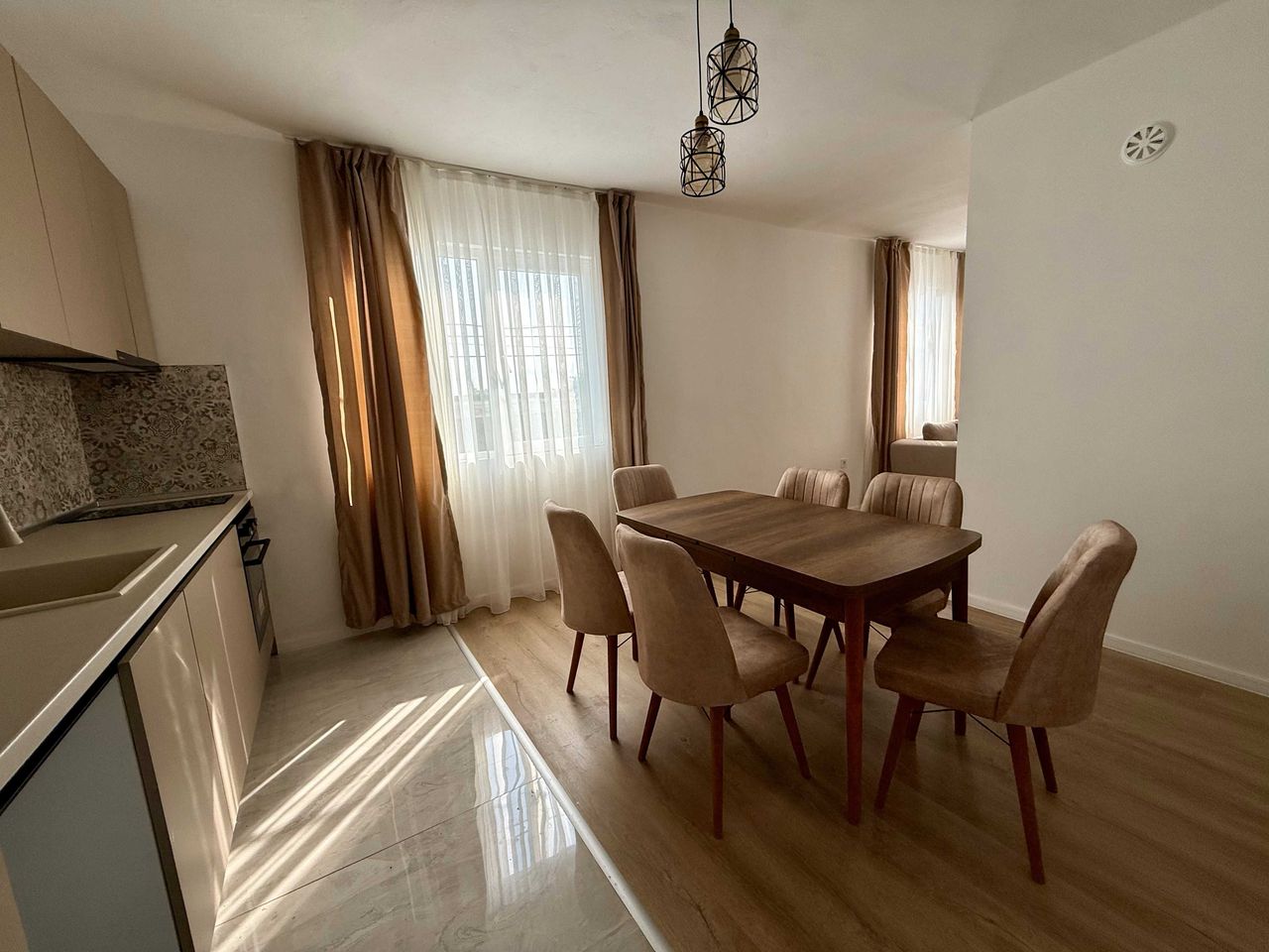 Дава се под наем Тристаен апартамент в Асеновград - 110 кв.м за 433.5 € - Снимка #2