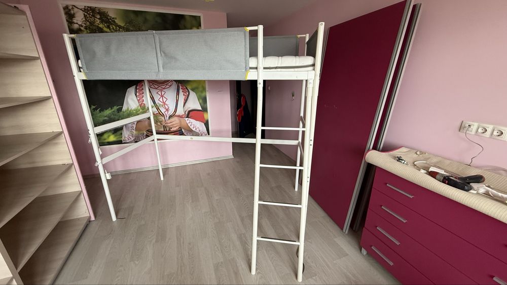 Двуетажно легло със стълба