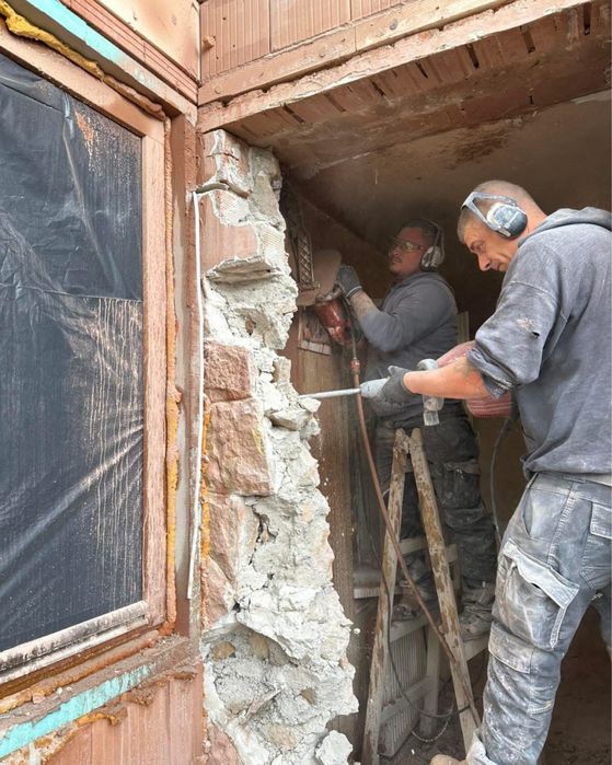 Firma executam lucrari in constructii ,Demolari Mecanizate si Manuale.