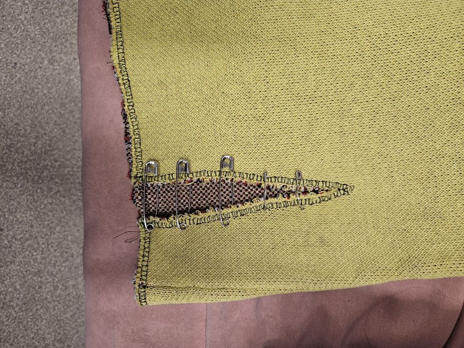 Жълт плетен елек