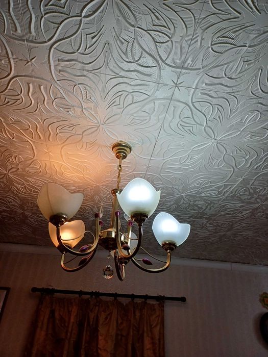 Люстры, диванчики, тумбочки, шкафы