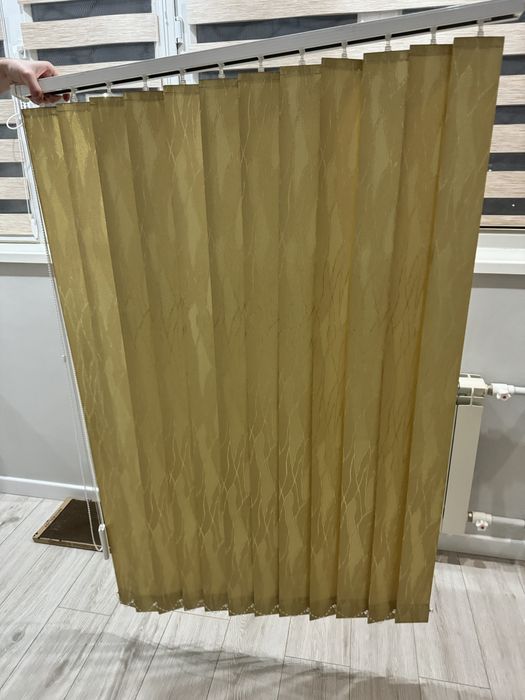 Вертикальные жалюзи , золотистый шелк.  Ширина - 1 метр , длина  1,38