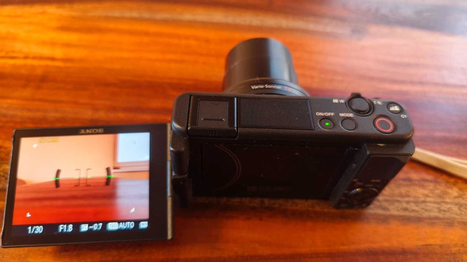 Комплект фотоапарат за влогинг Sony ZV-1 + аксесоар Sony GP-VPT2