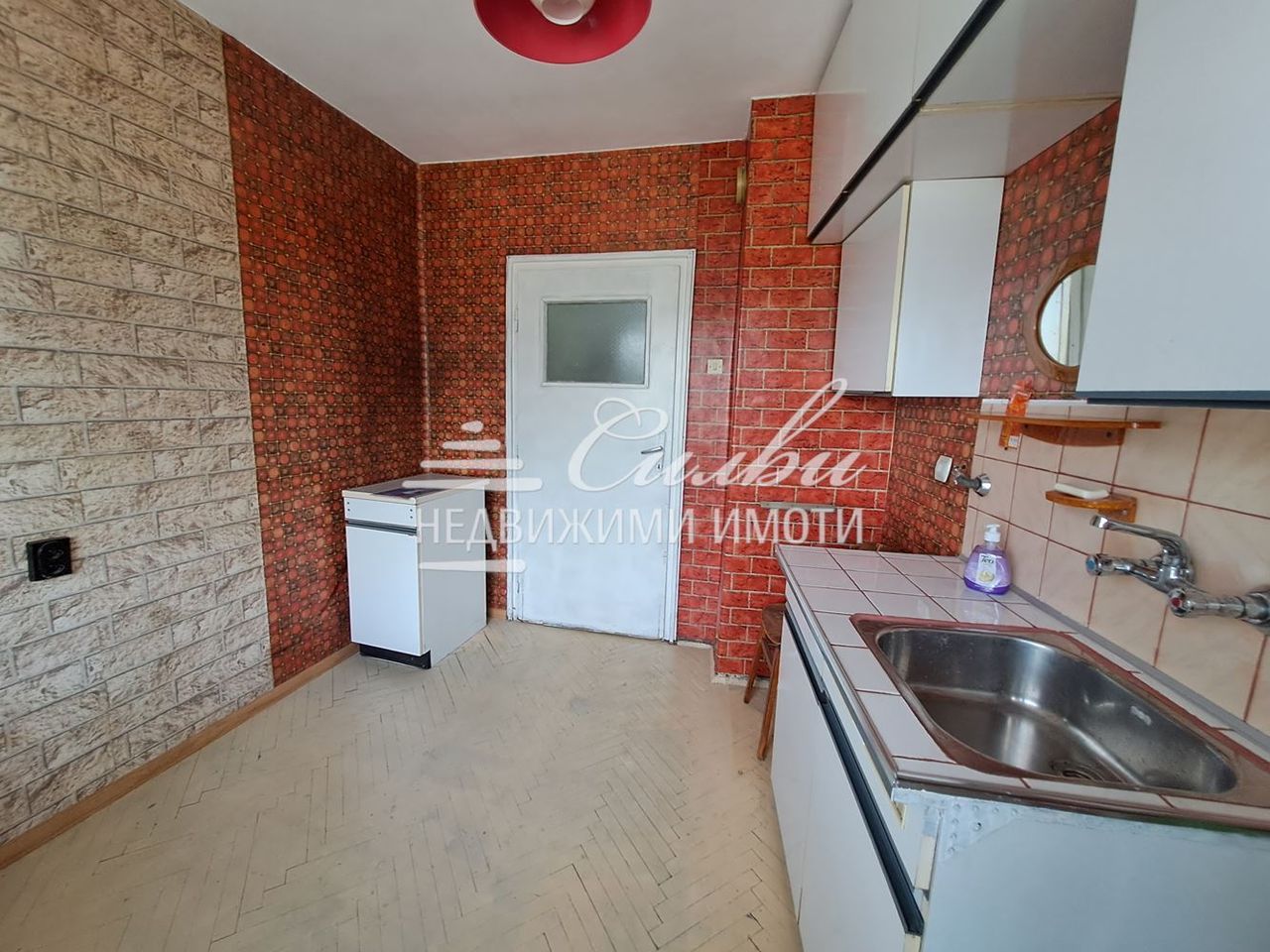 Продава се Двустаен апартамент в Шумен, Добруджански - 60 кв.м за 1445 €/кв.м - Снимка #1