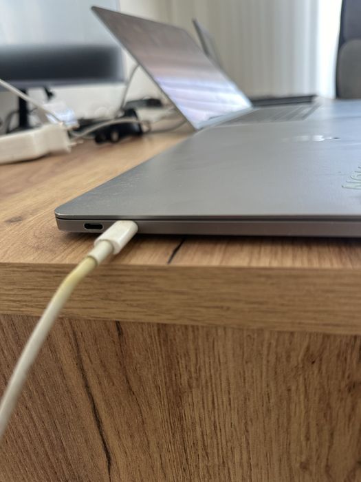 Macbook pro 2017  13 inch thunderbolt 3 ports