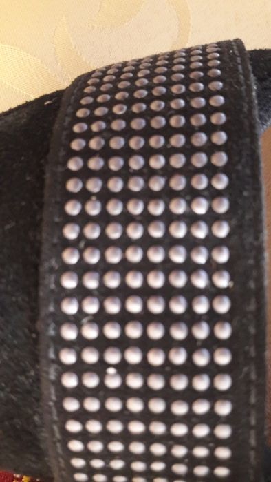 Pantofi din piele intoarsa neagra cu perlute marunte albe