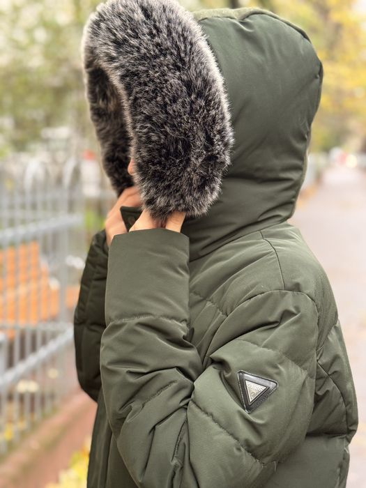 Geaca de iarna Guess - puf de gasca - aproape noua