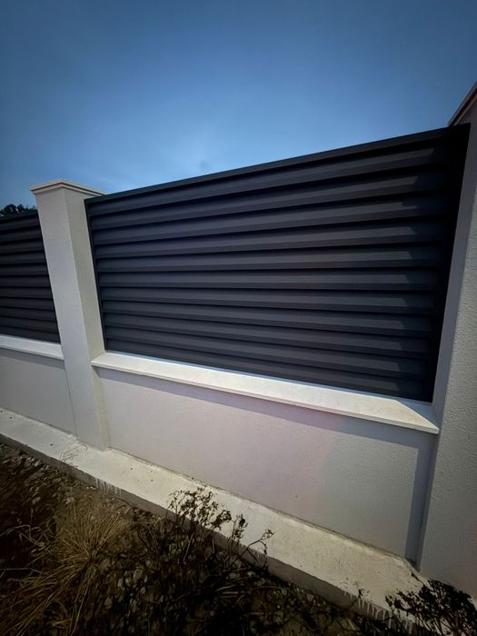 Construim garduri si porti din sipca metalica, panouri stil jaluzele,