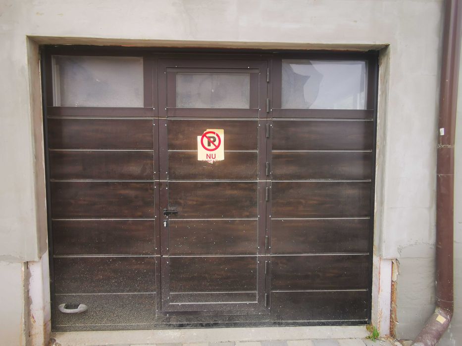 Usa garaj electrica cu usa pietonala.