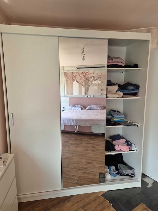 Модерен гардероб с LED осветление и огледална врата, стилен акцент