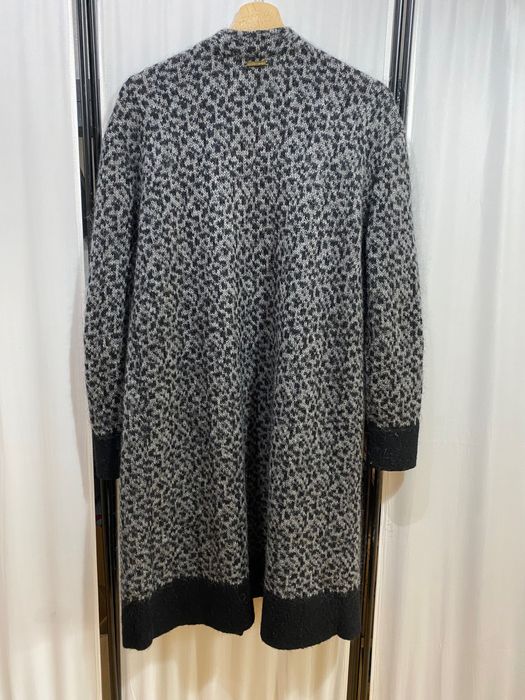 Дълга мохерна жилетка Michael Kors със сив леопардов десен