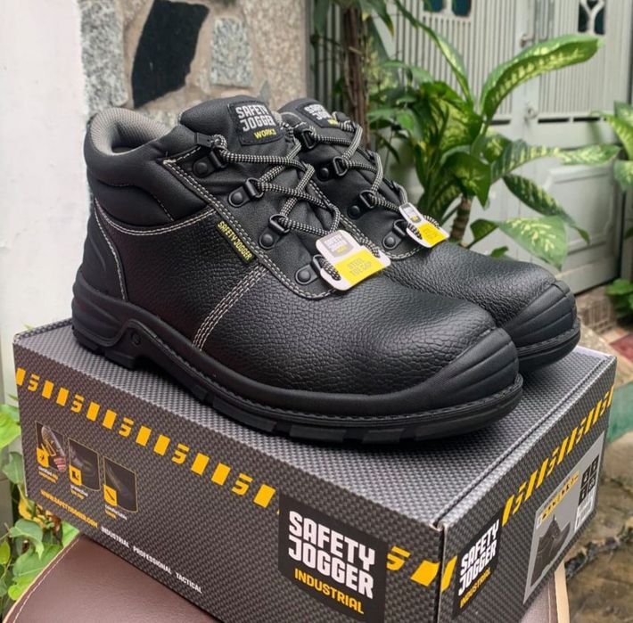 Продаётся Зимняя спецобувь!