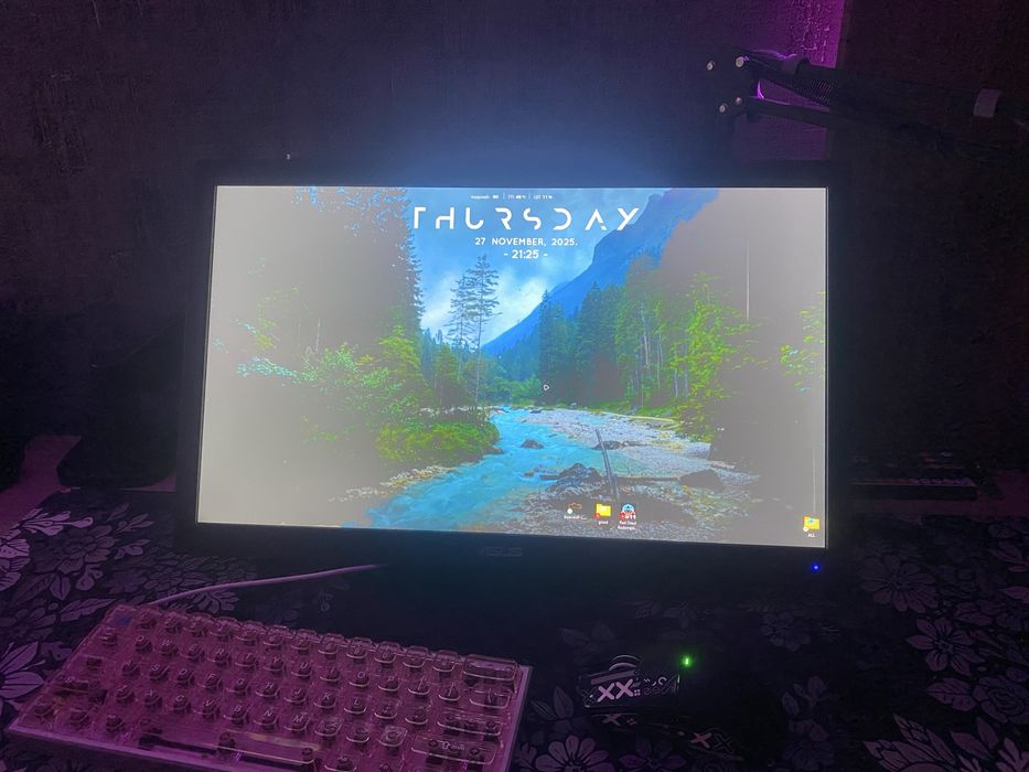 Монитор ASUS вместе с кронштеином