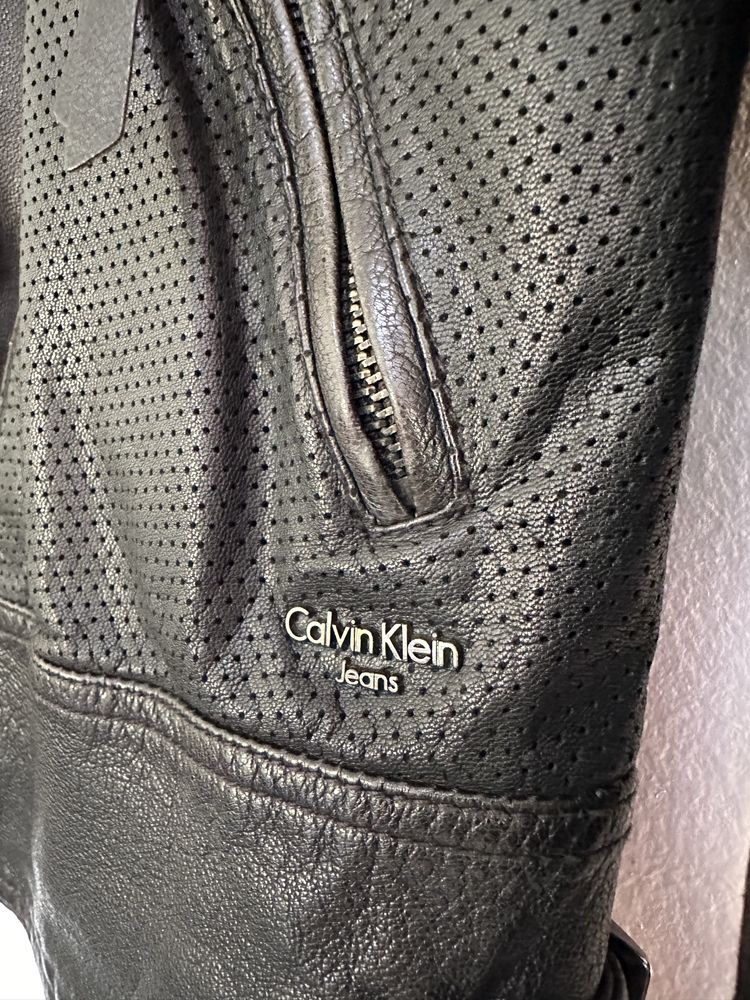 Маркова якета Calvin Klein от естествена перфорирана кожа