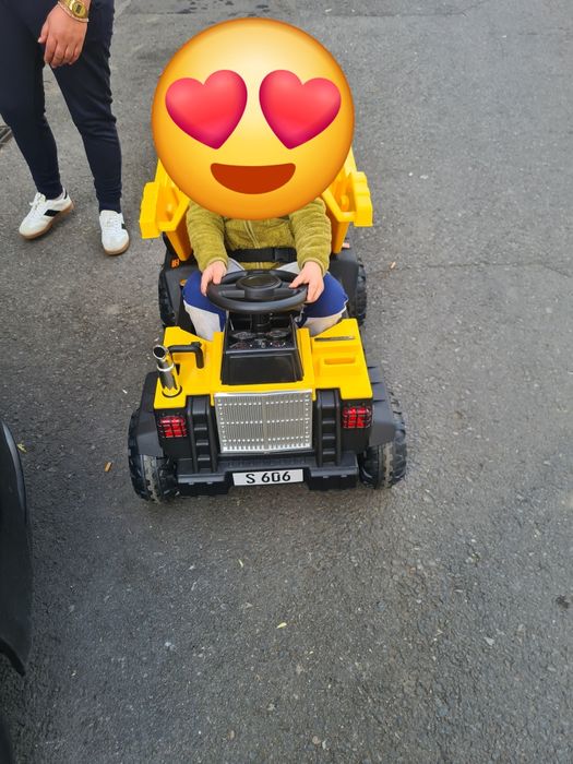 De vânzare mașinuța electrica de copi
