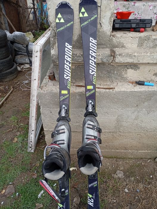 De vânzare schiuri și clăpari