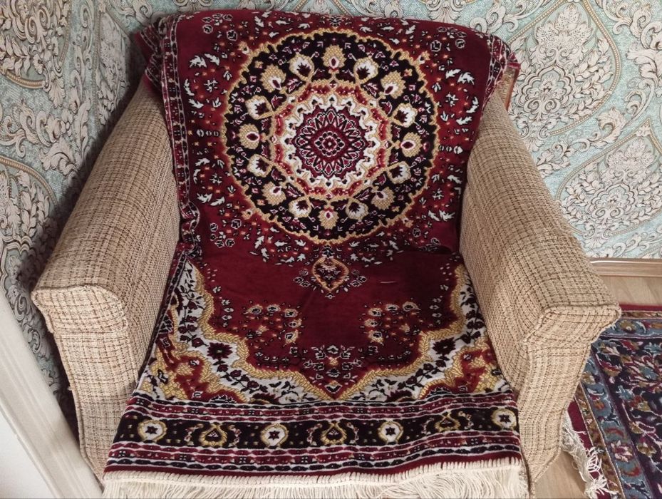 Кресло и журнальный столик