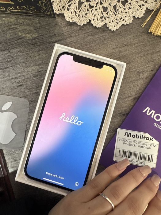 Продавам iPhone 12