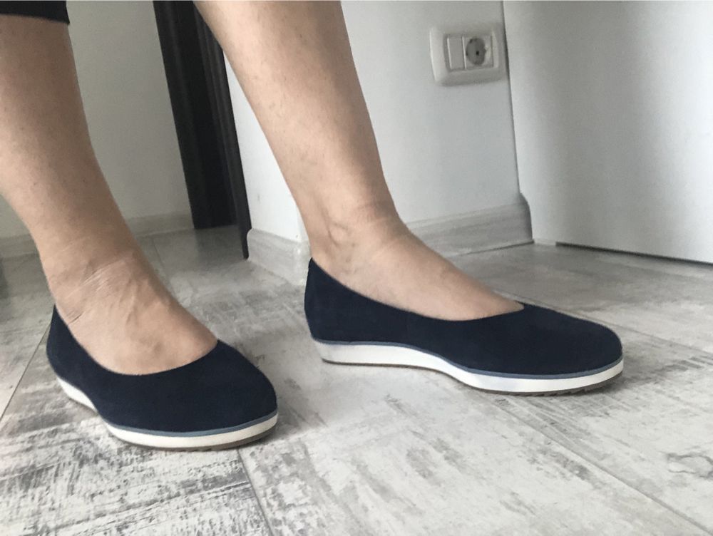 Balerini Clarks din piele intoarsa